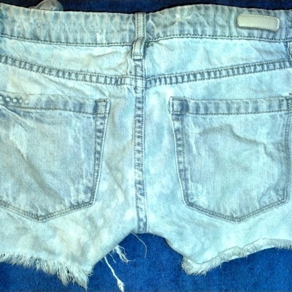 Adorable Jean shorts - Picture 2 of 3